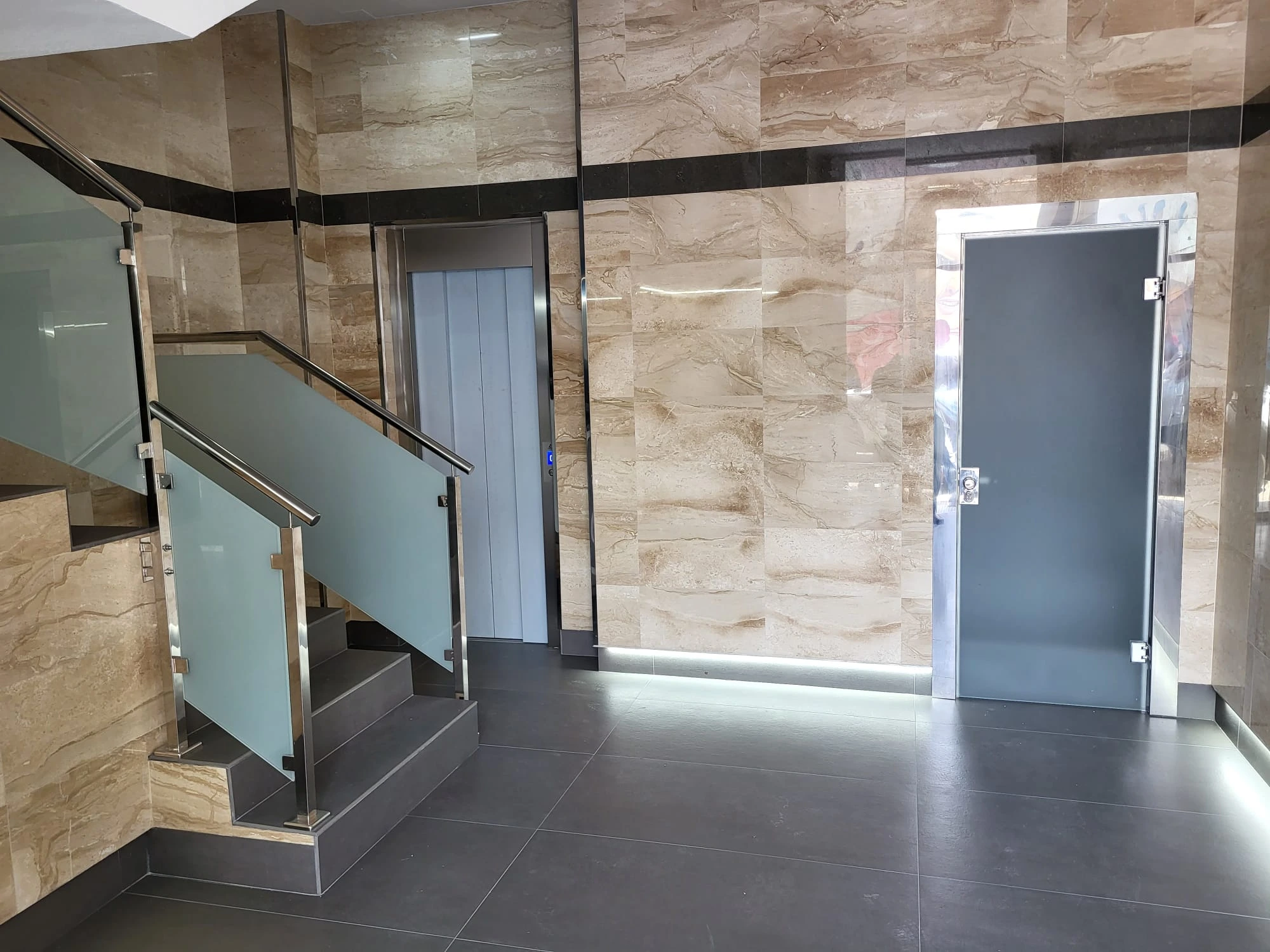 Supresión de barreras arquitectónicas en un ascensor comunitario