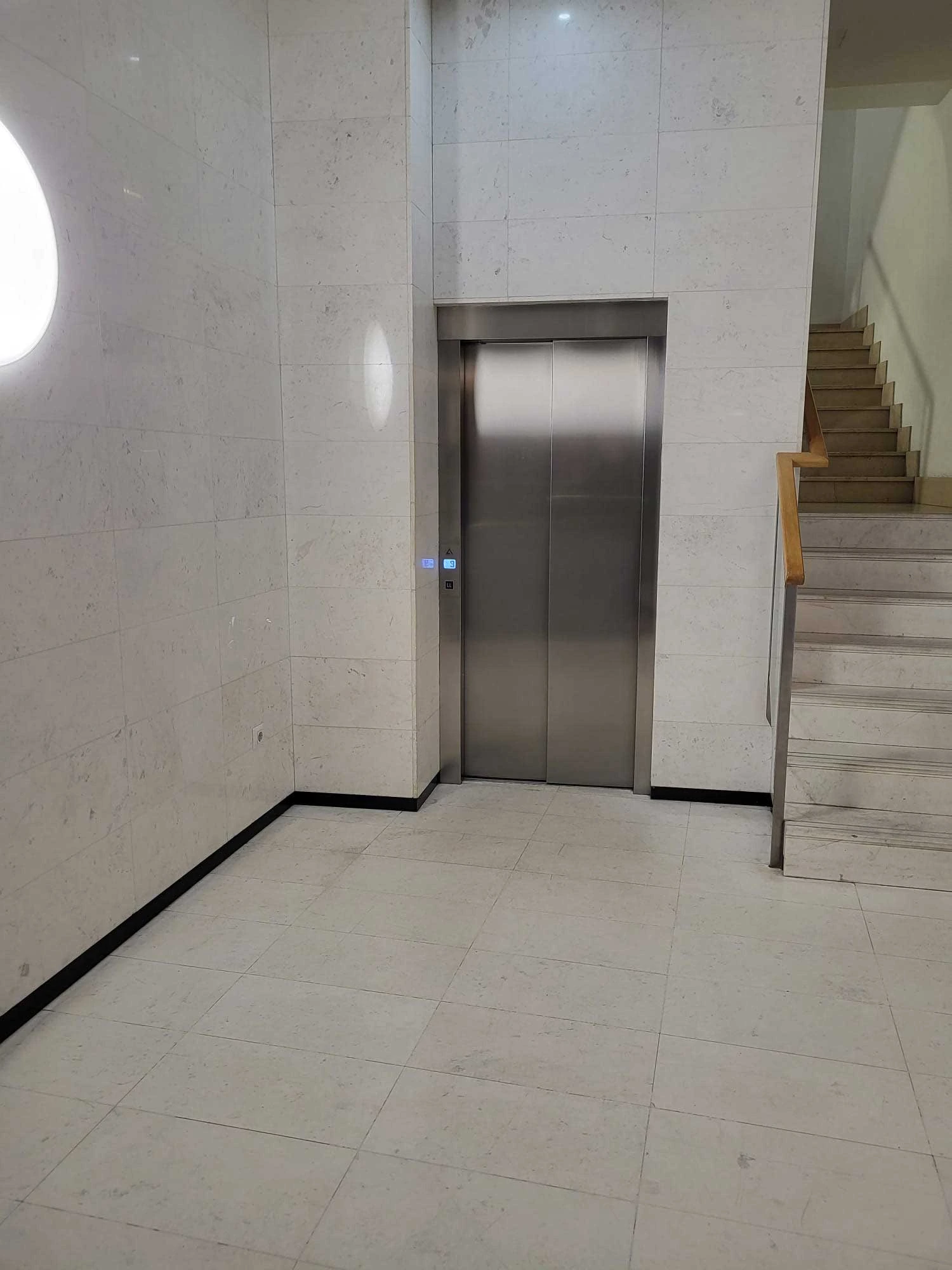Supressio-de-barreres-arquitectoniques-i-instal·lacio-dun-nou-ascensor.webp