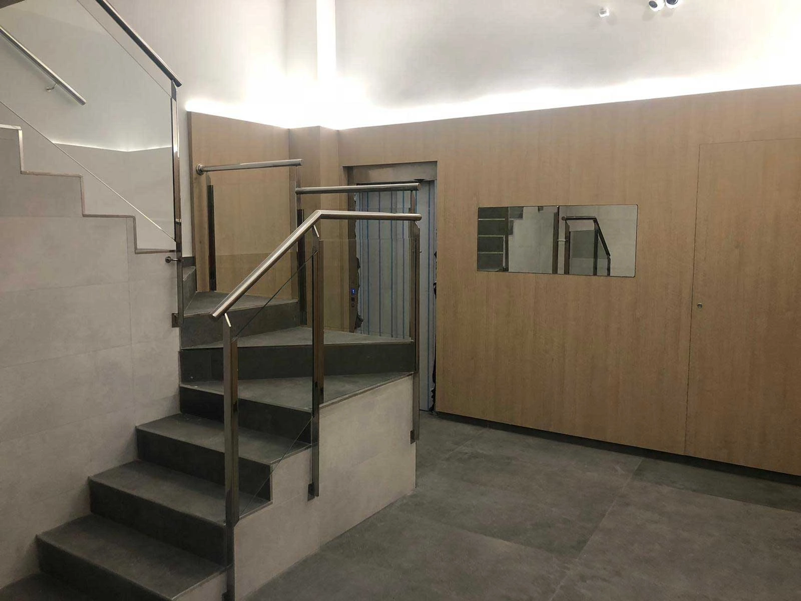 Supressió de barreres arquitectòniques i substitució completa dun ascensor.